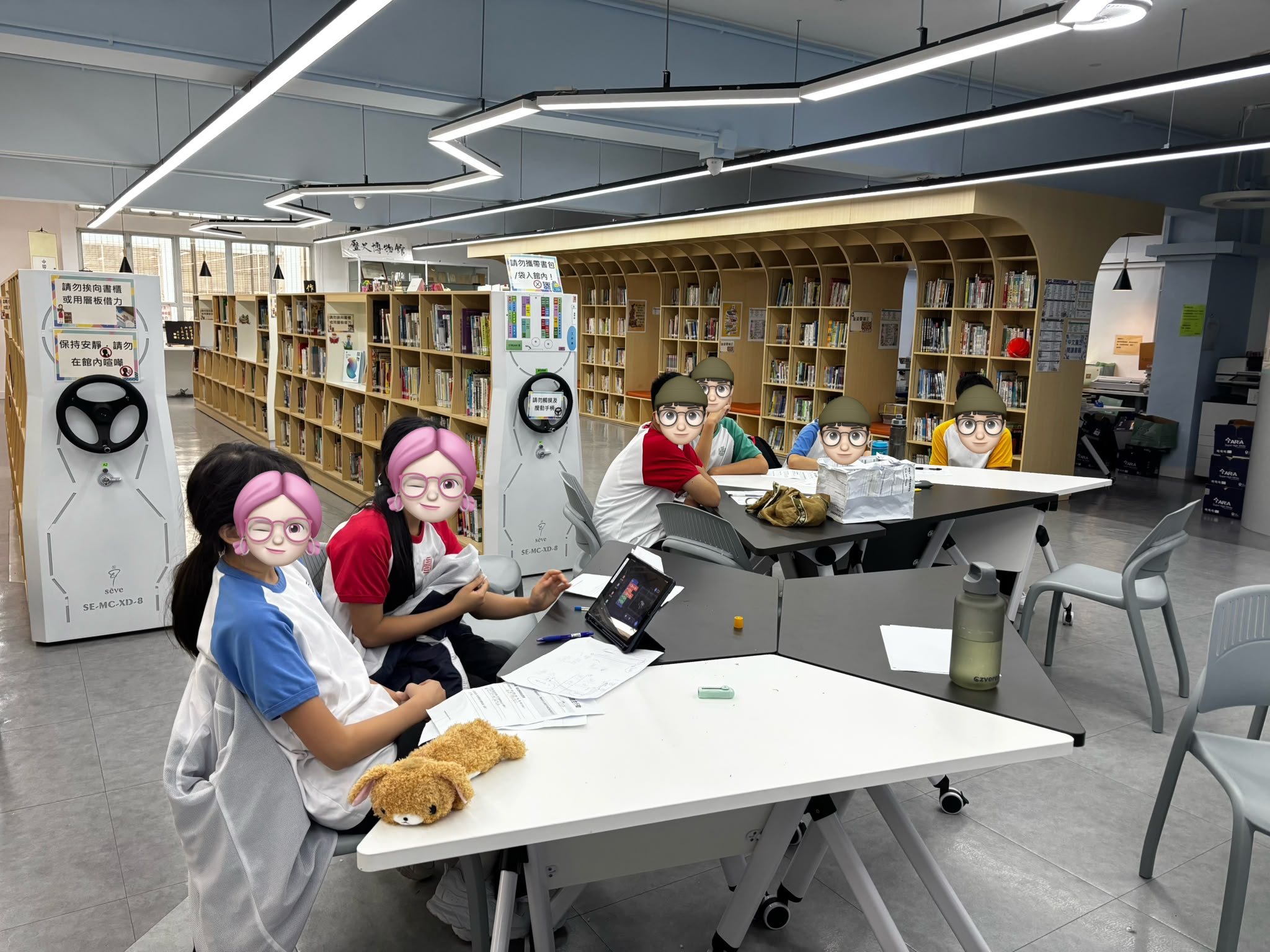 各組學生在圖書館圍坐，用平板和故事板整理 Pitch 簡報