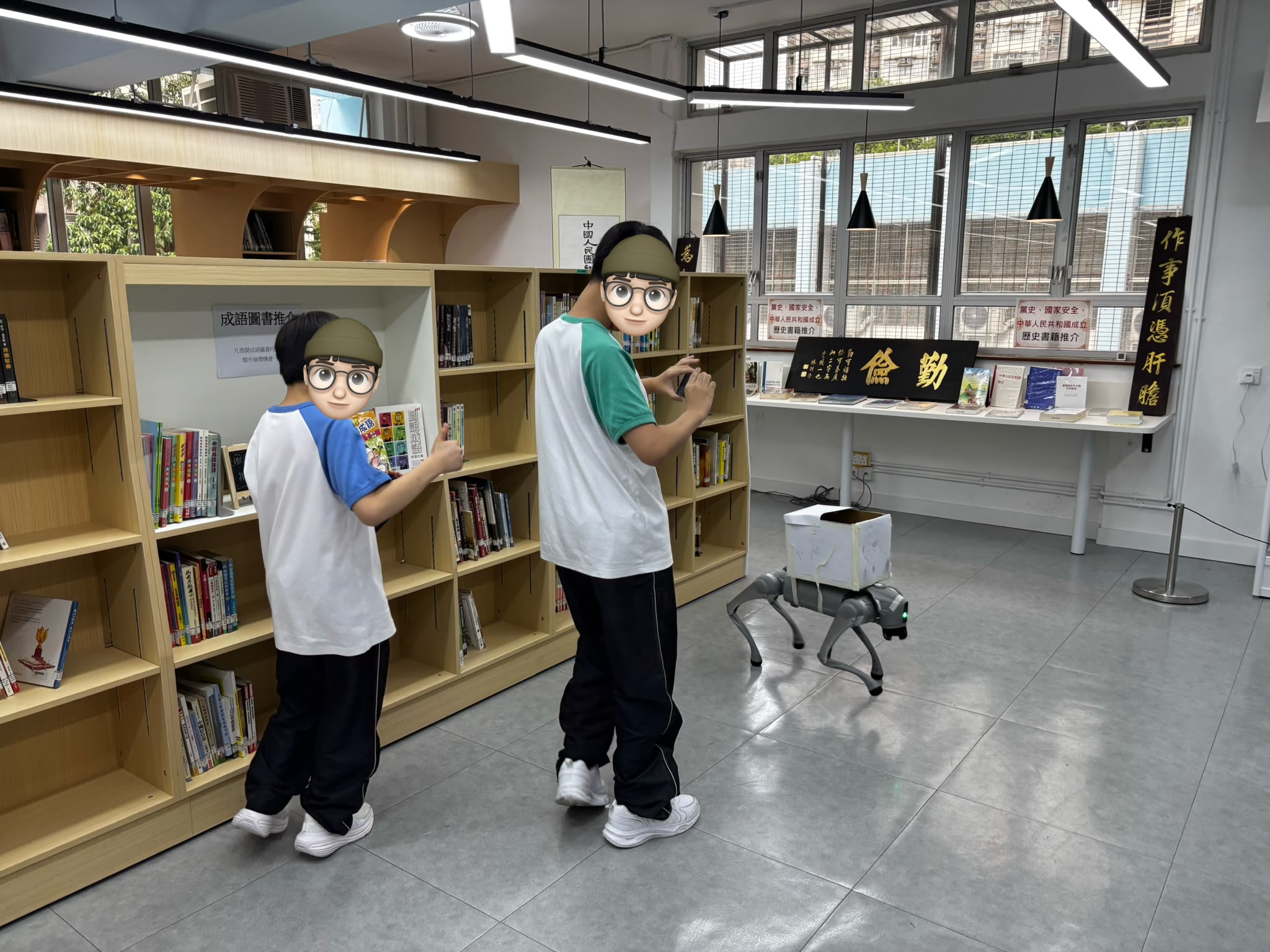 第四組的「行走的垃圾桶」：機械狗背著紙箱垃圾桶在圖書館內行走