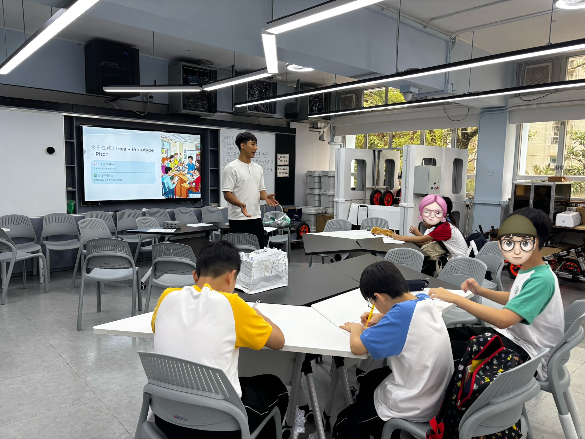 Instructor 在台前講解今日任務：Idea + Prototype + Pitch