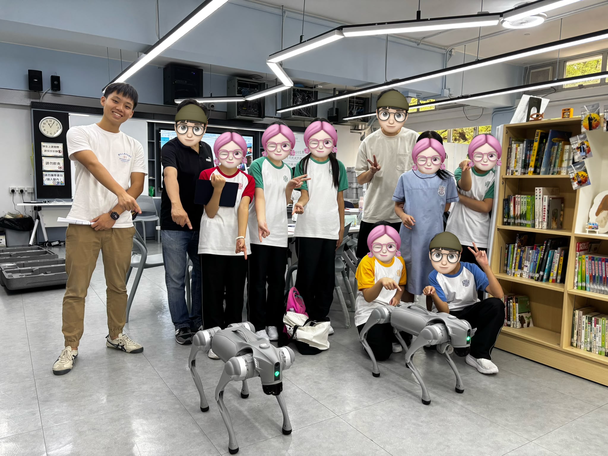 神召會康樂中學學生與 Instructor 及兩隻四足機械狗大合照