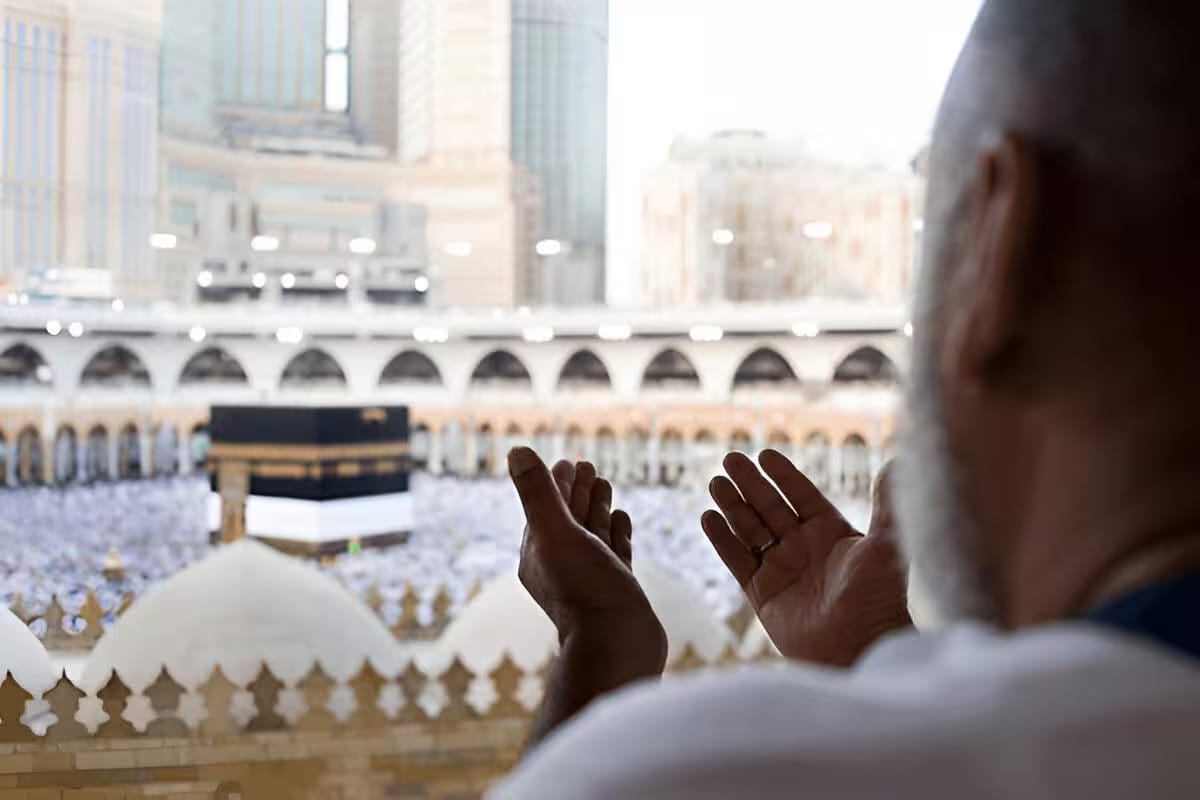 الدعاء أمام الكعبة