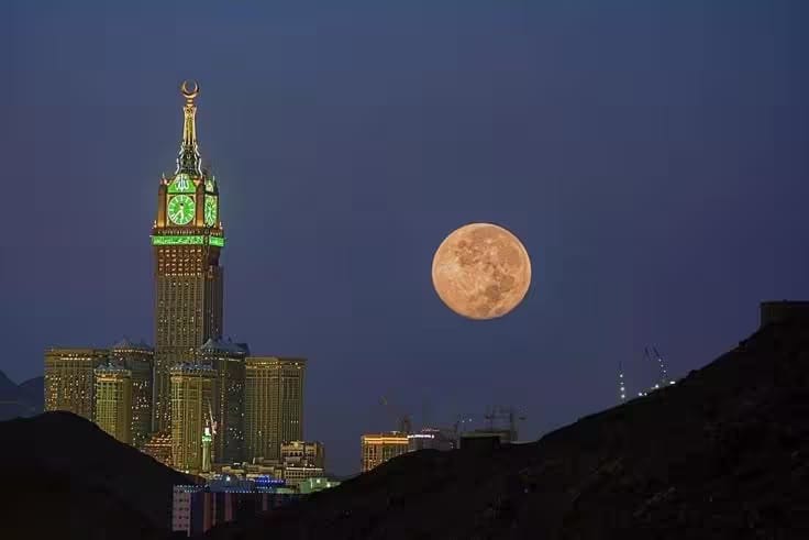 برج ساعة مكة مع القمر