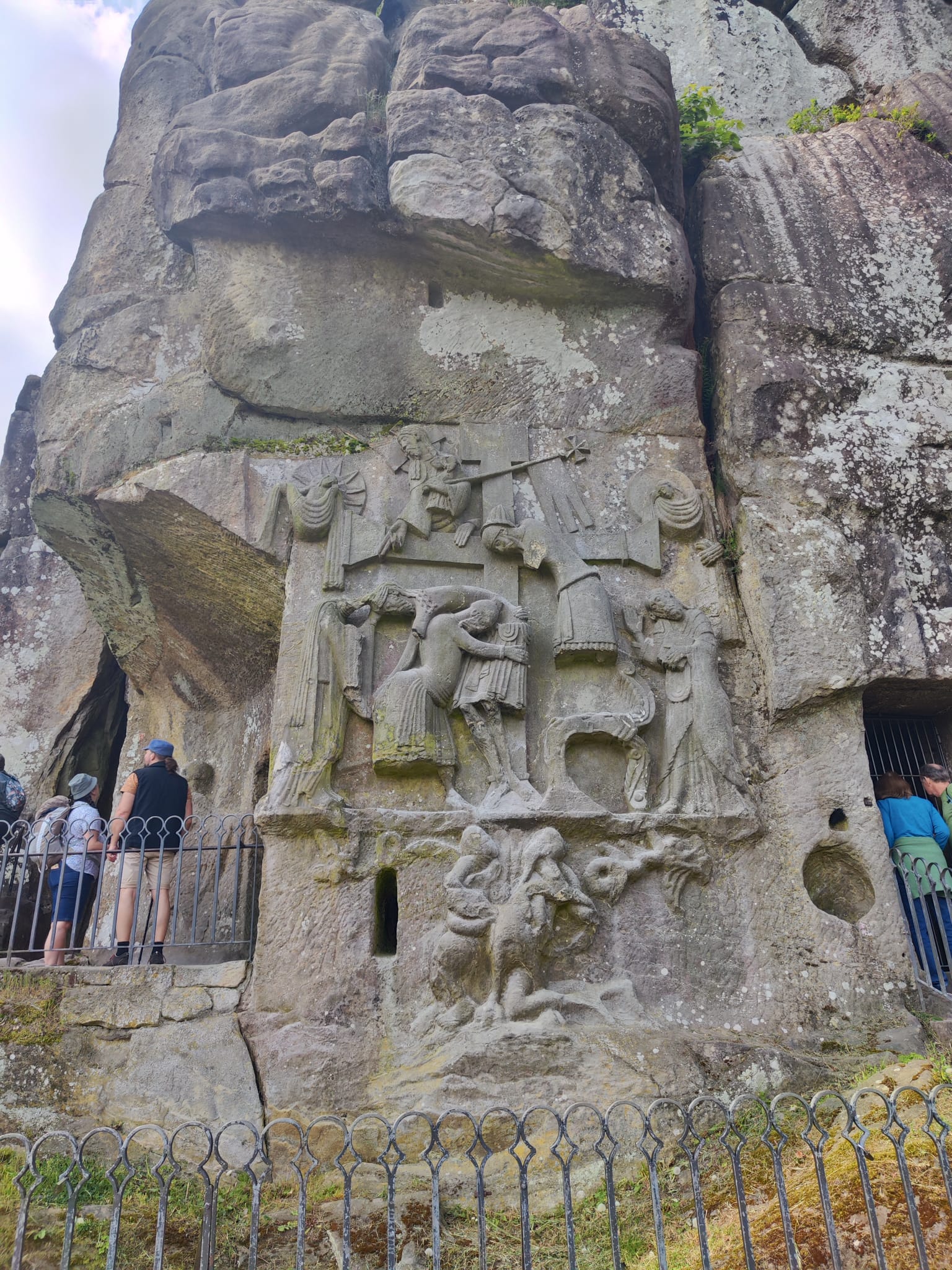 Die Felsen von unten – man ahnt, was einen beim Aufstieg erwartet