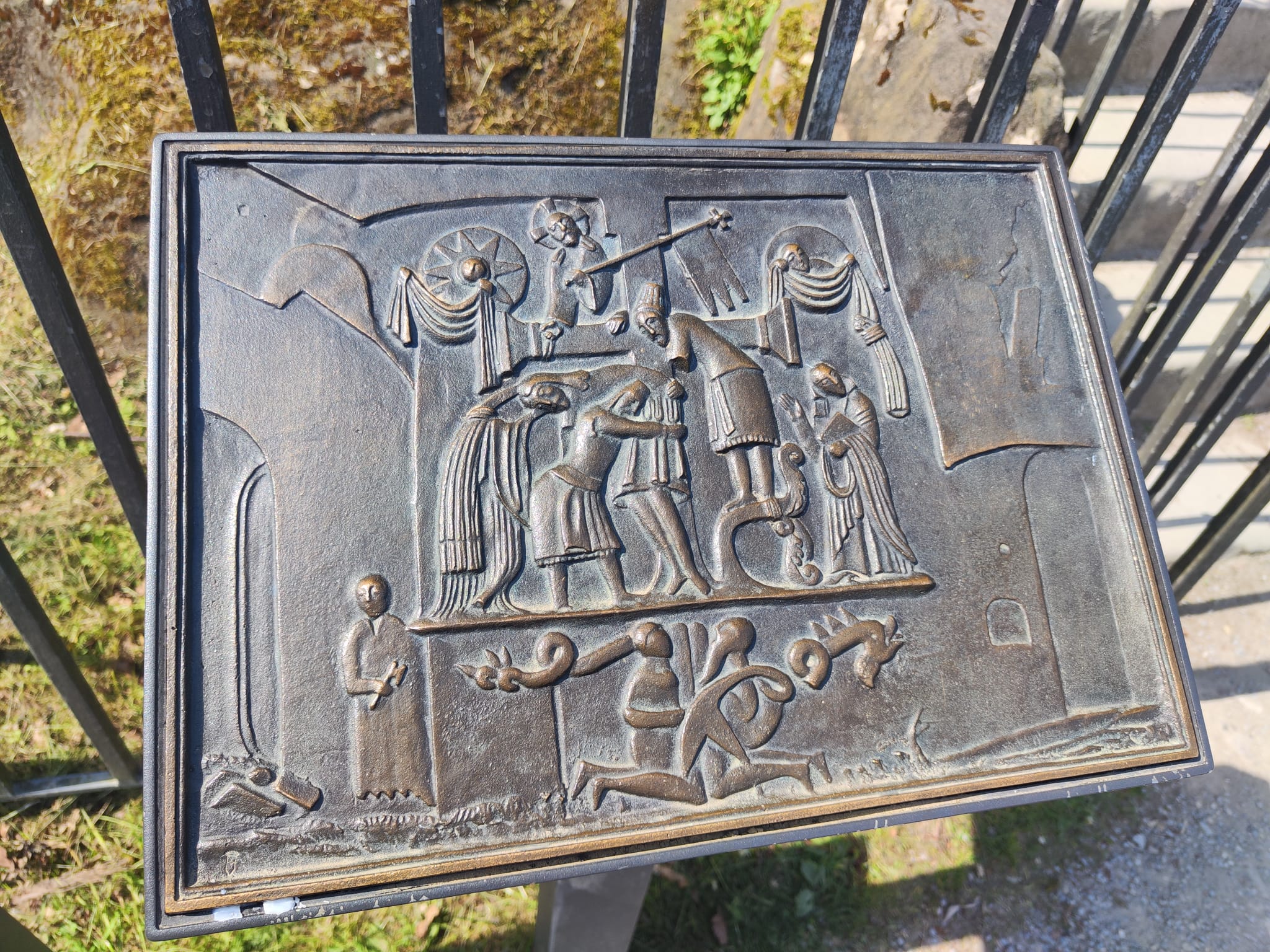 Das berühmte Kreuzabnahmerelief im Sandstein