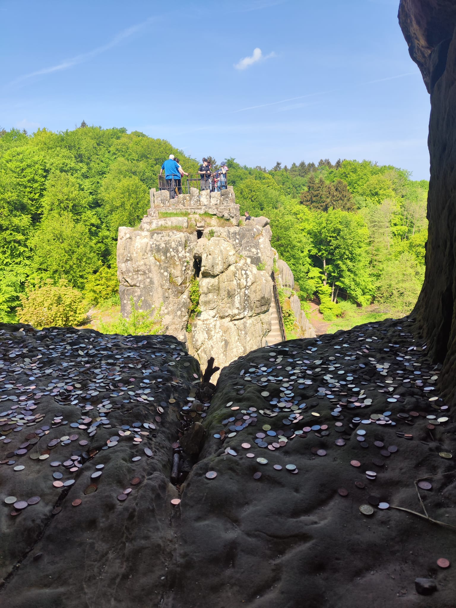 Münzen auf den Felsen – ein Ritual das Generationen verbindet