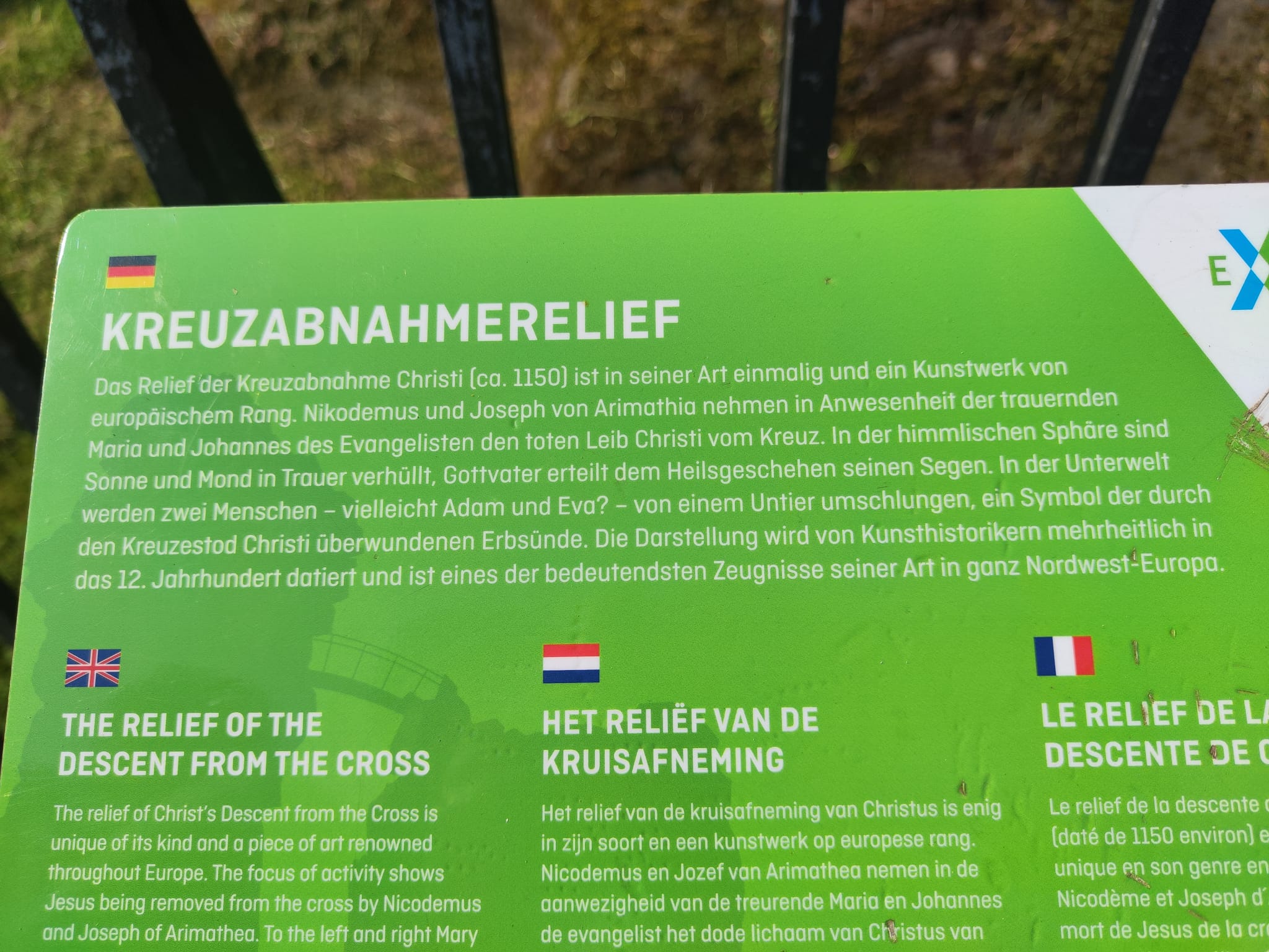 Infotafel mit Erklärung des Reliefs