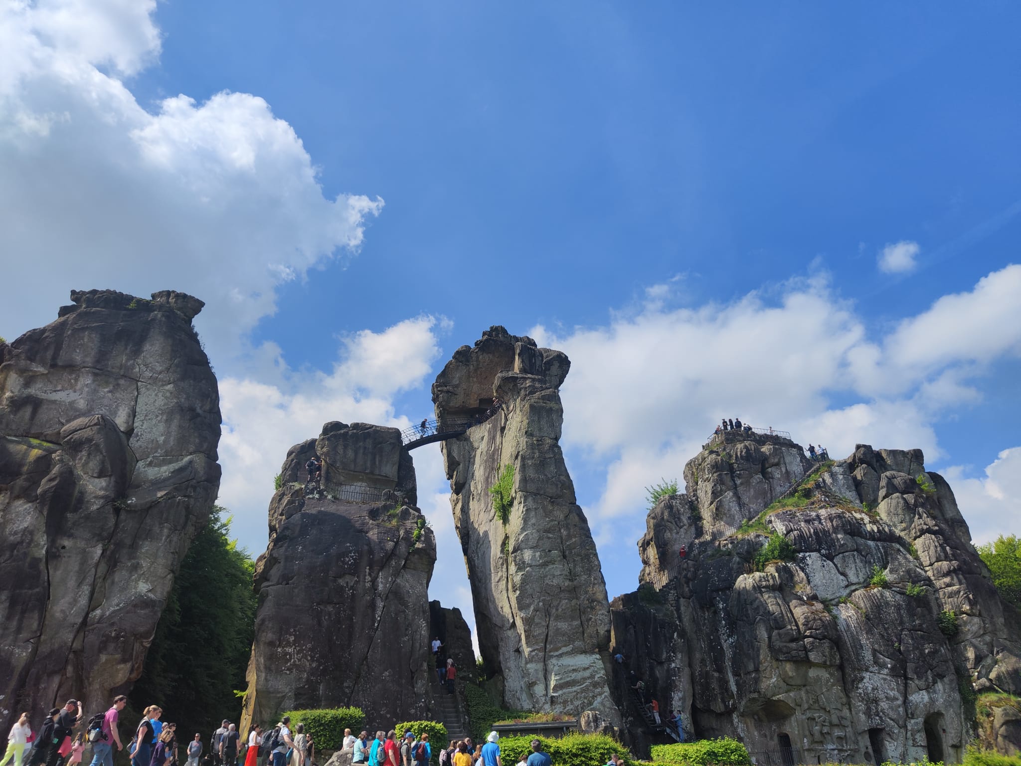 Die Externsteine – Steinernes Wunder im Teutoburger Wald 🪨